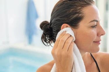 Serviette douce près d’une oreille après la piscine pour évacuer l’eau sans coton tige