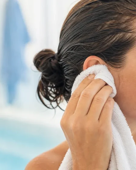 Serviette douce près d’une oreille après la piscine pour évacuer l’eau sans coton tige